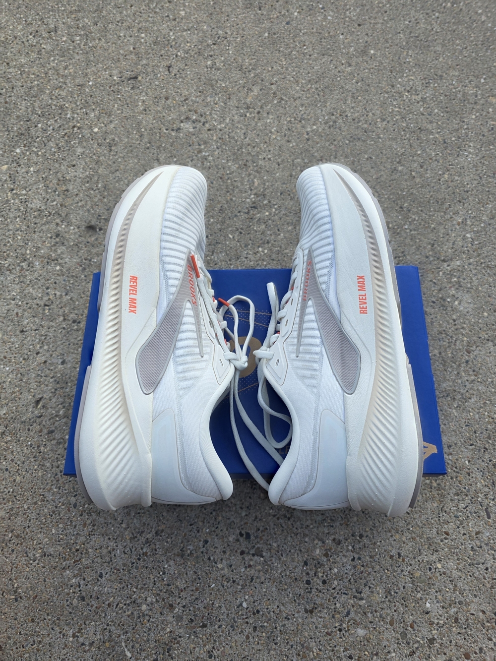 Brooks Women's Revel Max Sneaker Women 10 - Picture 11 of 15